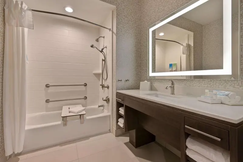 Une salle de bain moderne avec douche et baignoire.