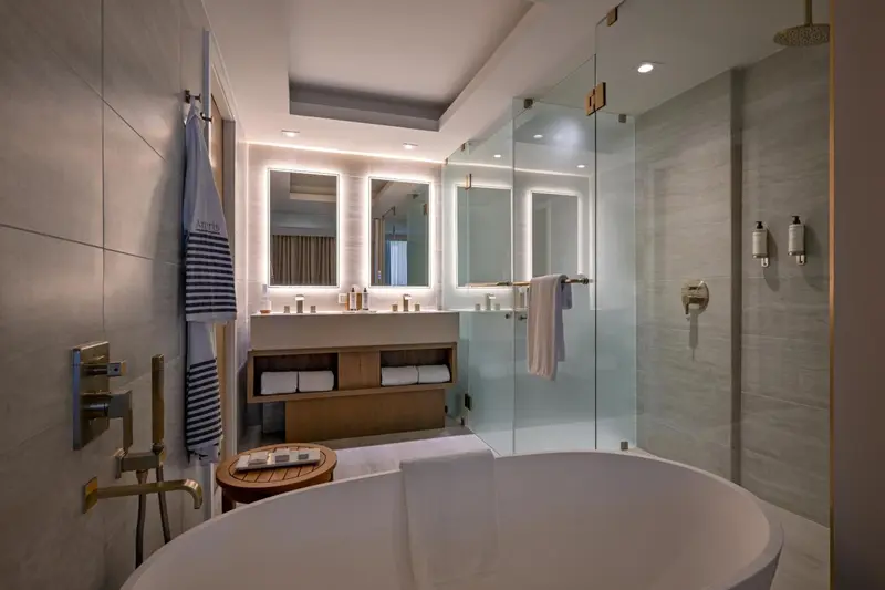 Une salle de bain moderne avec baignoire et douche à l'italienne.