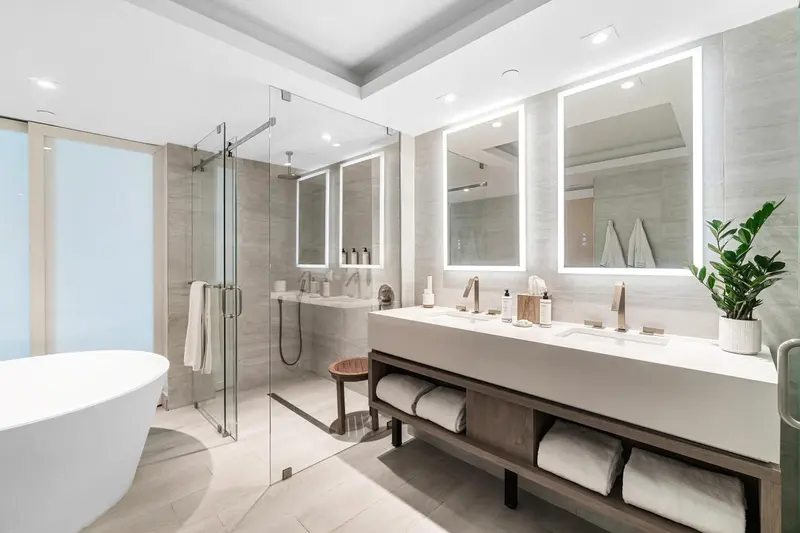 Une salle de bain moderne avec une grande douche à l'italienne et une baignoire.
