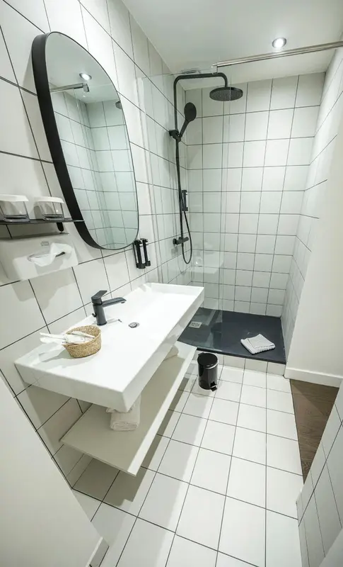 Une salle de bain moderne avec douche à l'italienne et lavabo.