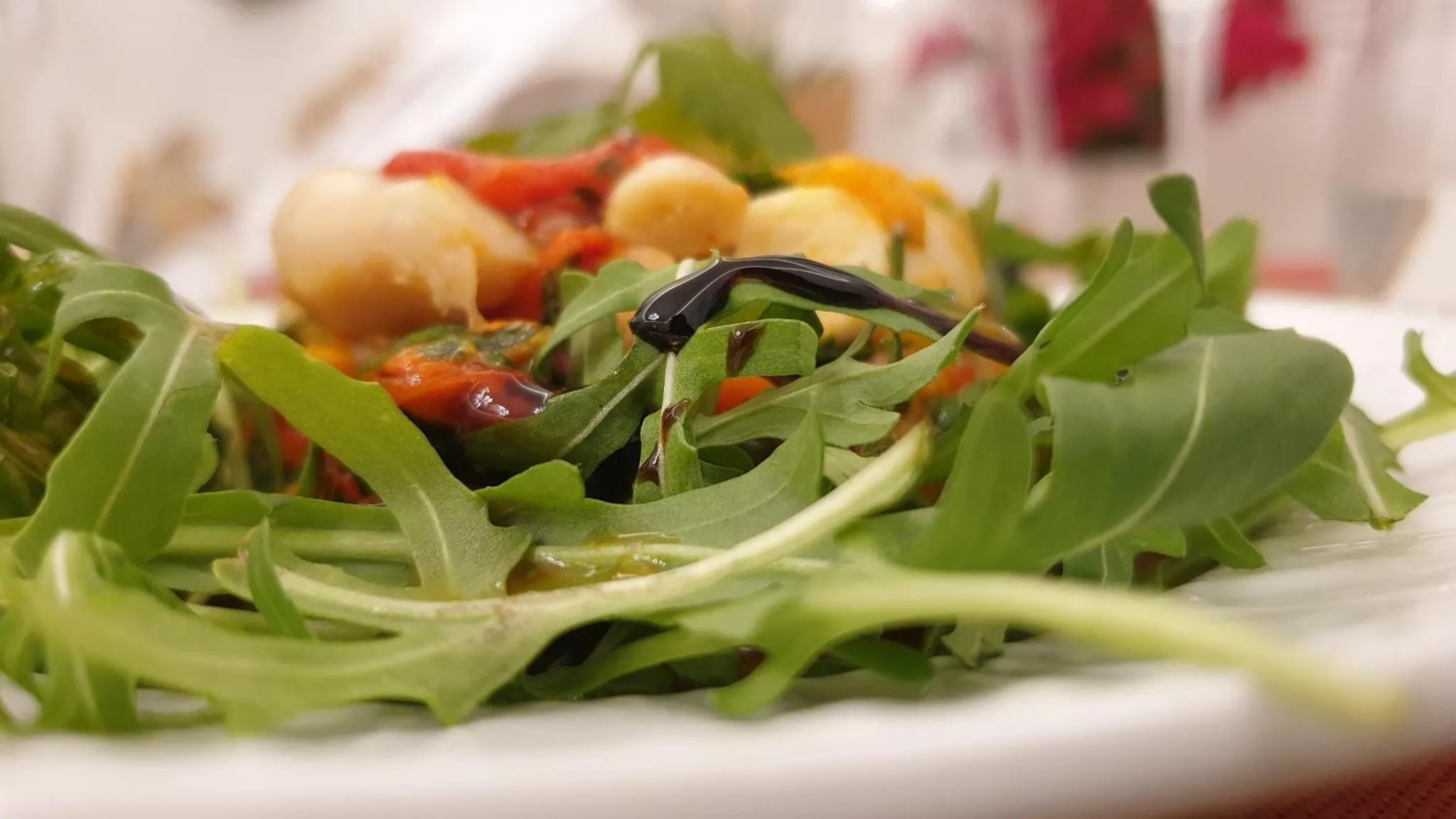 Salade colorée avec des légumes verts et des pois chiches.