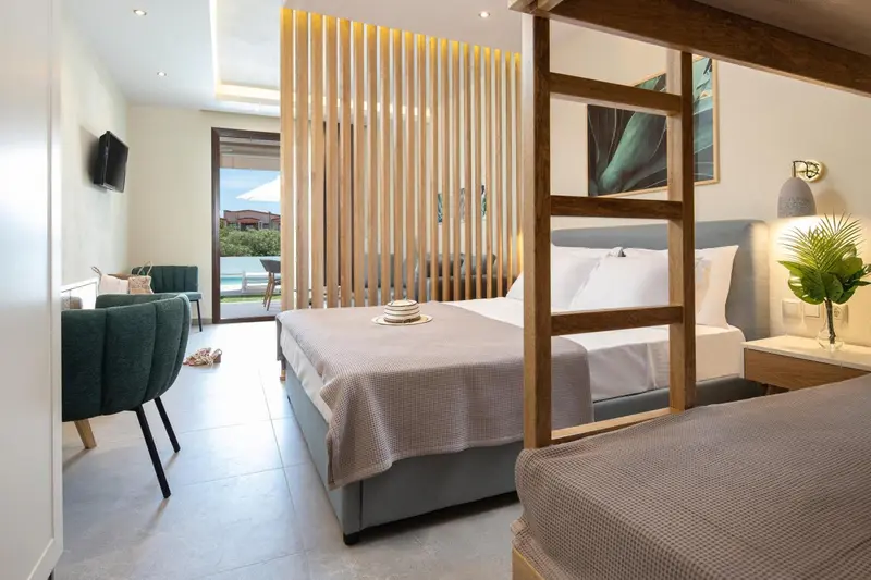 Une chambre lumineuse avec un grand lit et un espace détente.