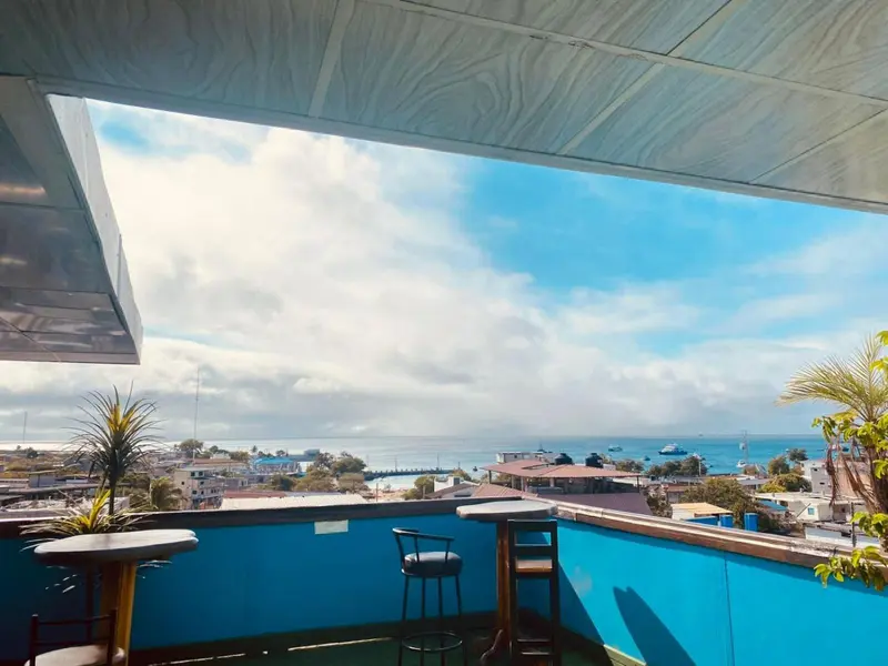 Terrasse avec vue sur la ville et la mer.