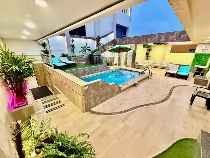 Espace extérieur aménagé avec piscine et mobilier de détente.