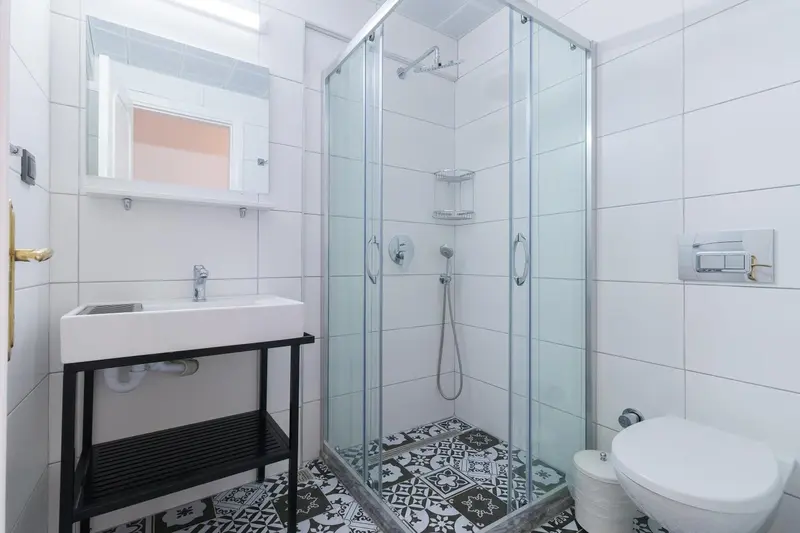 Une salle de bain moderne avec douche à l'italienne et carrelage décoratif.