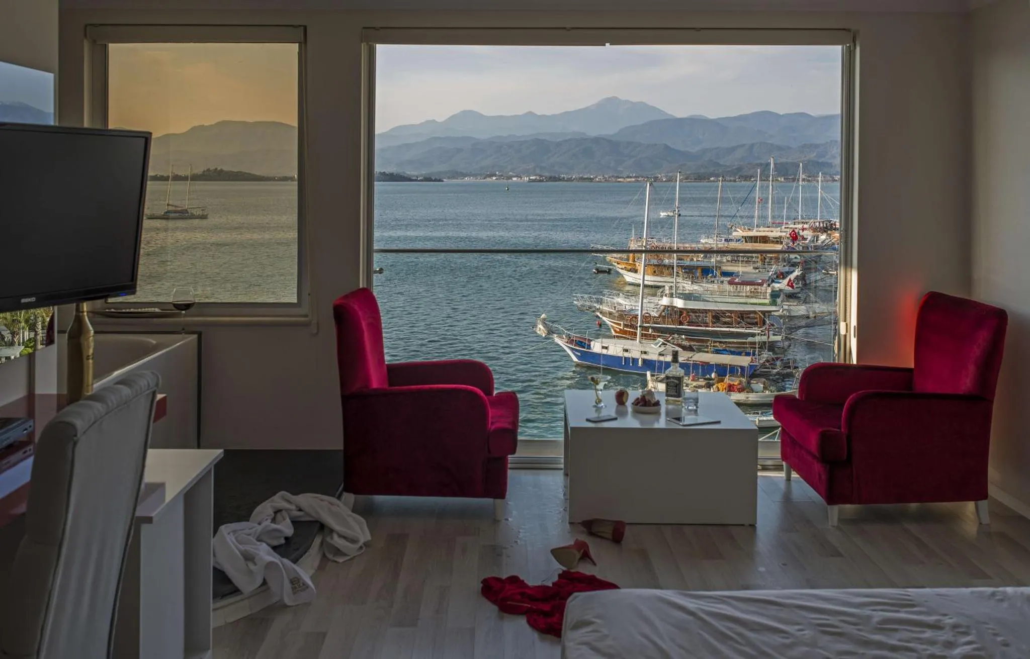 Vue sur la mer depuis un espace de séjour avec des fauteuils.