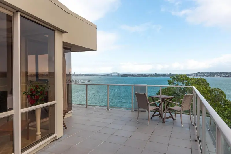 Terrasse avec mobilier d'extérieur donnant sur une vue maritime.