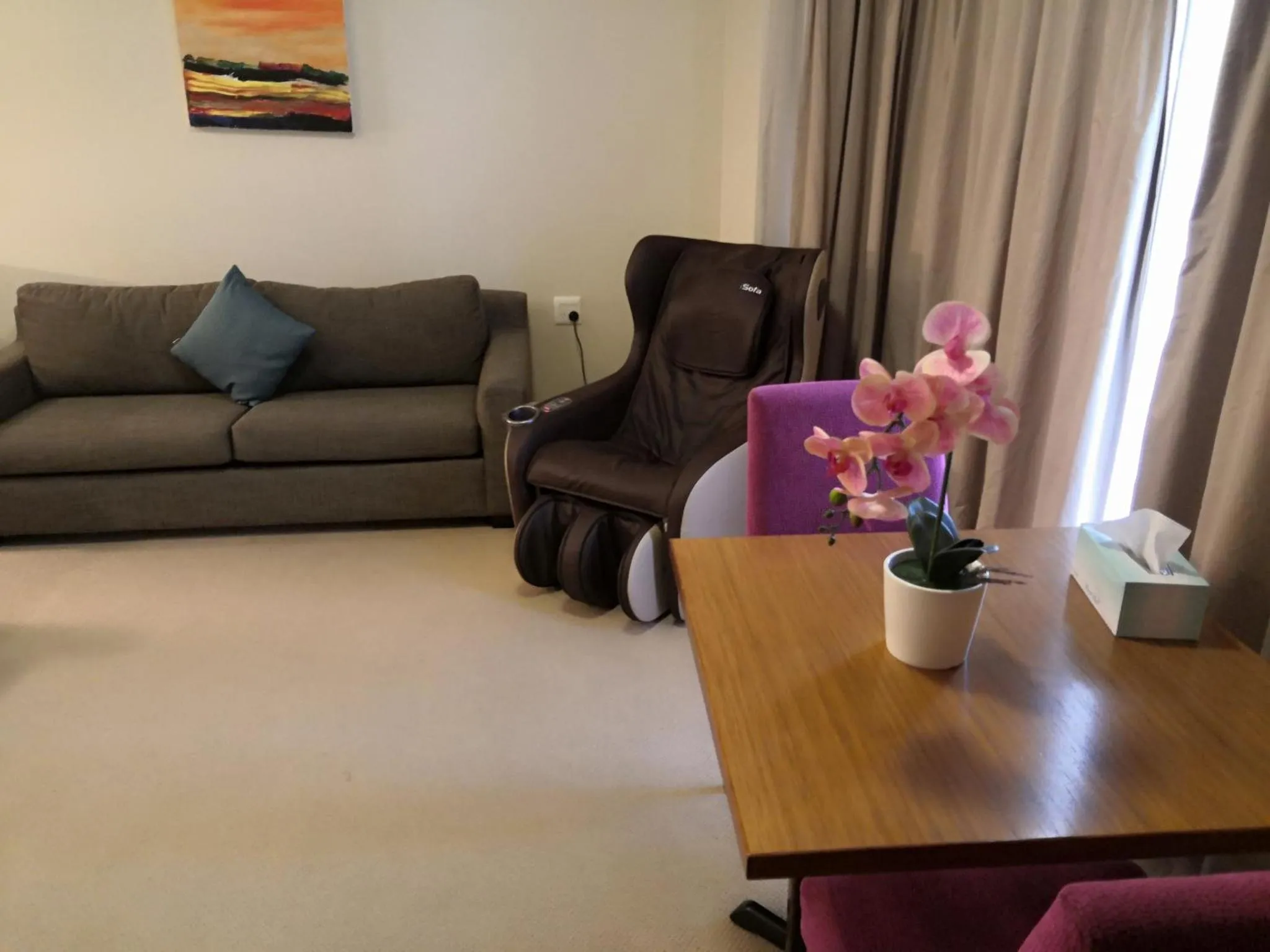 Un espace de détente intérieur avec un canapé et un fauteuil de massage.