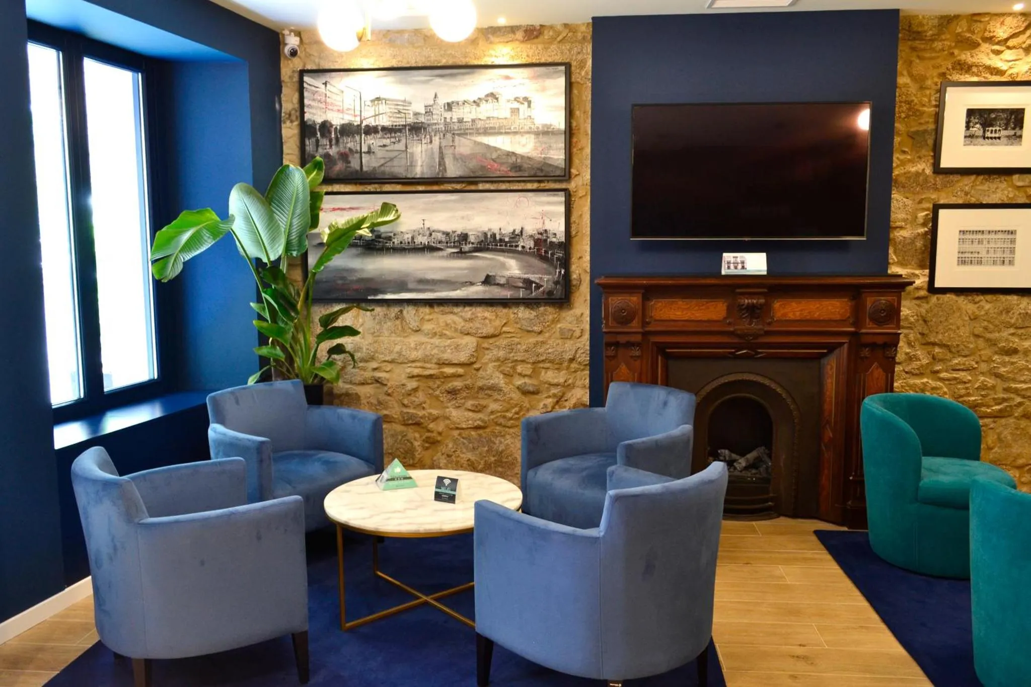 Un espace de détente avec des fauteuils et une table basse devant une cheminée.
