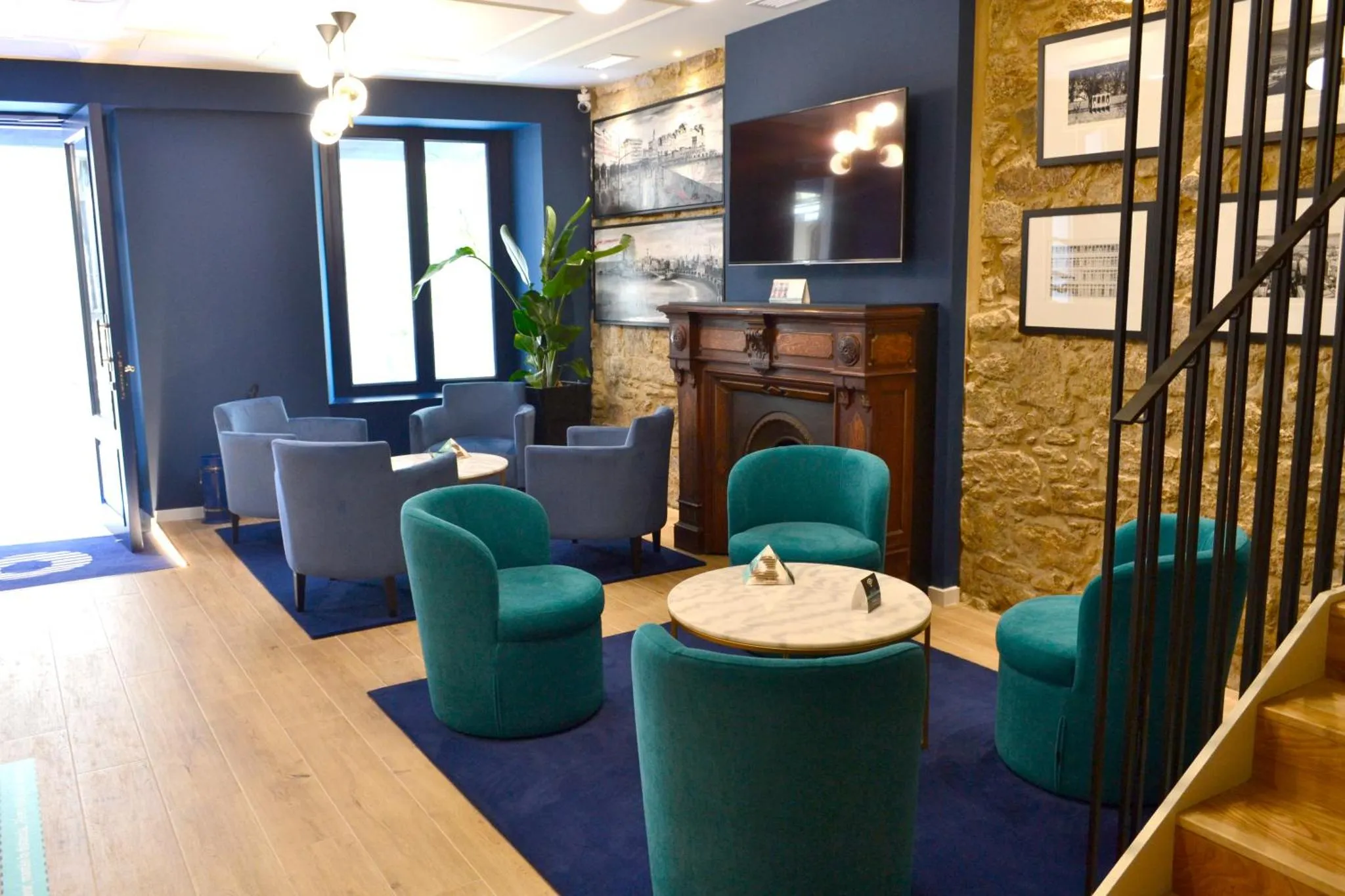 Un espace de détente avec des fauteuils et des tables basses.
