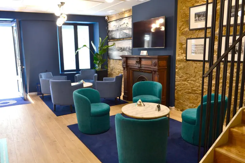 Un espace de détente avec des fauteuils et des tables basses.