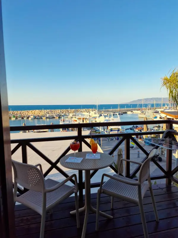 Deux cocktails colorés sur une table basse, prêts à être dégustés sur une terrasse ensoleillée.