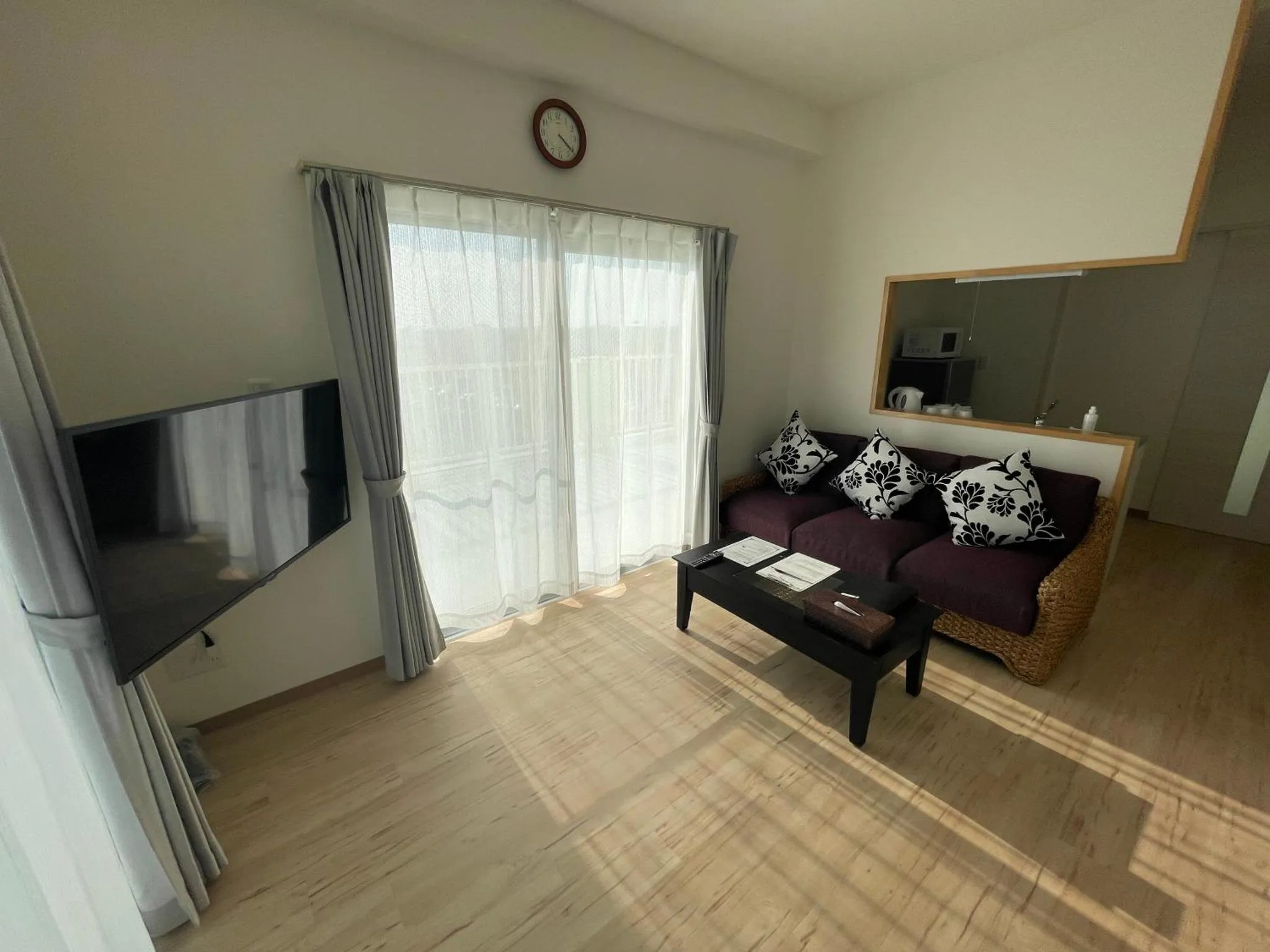 Espace de détente intérieur avec canapé et télévision.