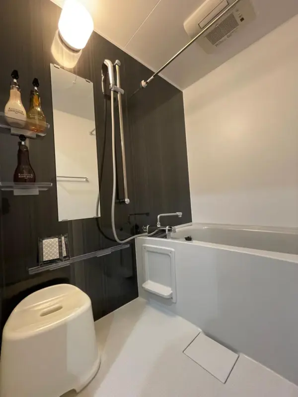 Une salle de bain moderne avec une baignoire et des produits de toilette.