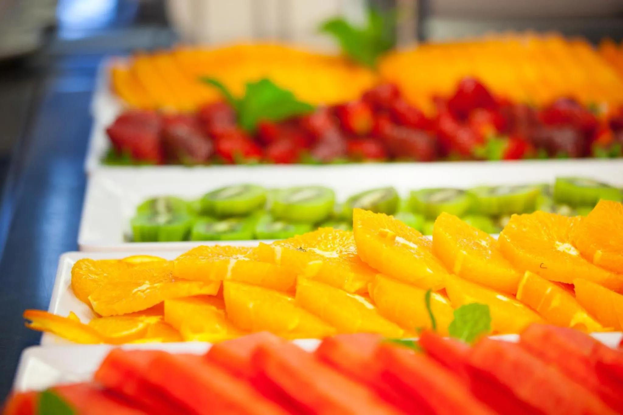 Présentation colorée de fruits frais coupés en tranches.