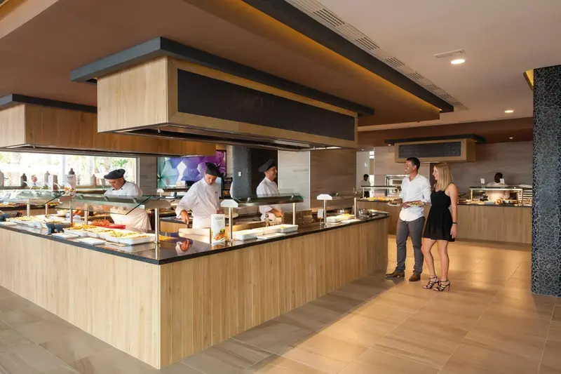 Un buffet propose une variété de plats préparés par des chefs.