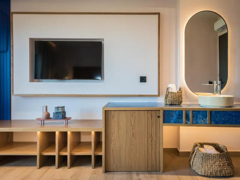 Une salle de bain moderne avec un meuble vasque en bois et un grand miroir.