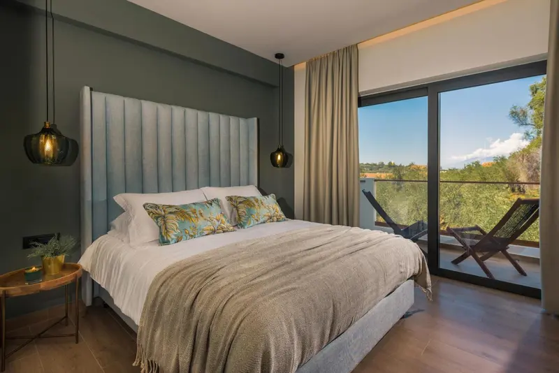 Une chambre lumineuse avec un grand lit et un accès à une terrasse.
