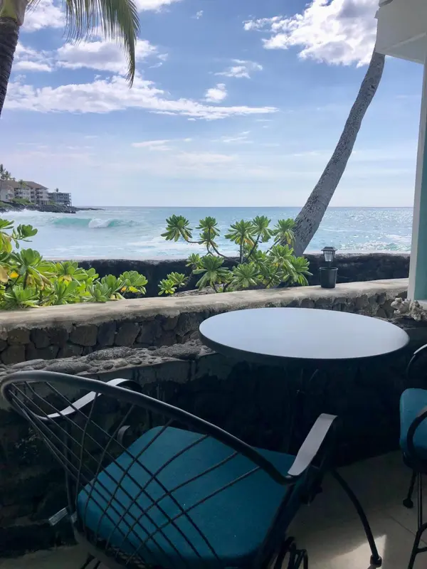 Terrasse avec mobilier de jardin face à l'océan.