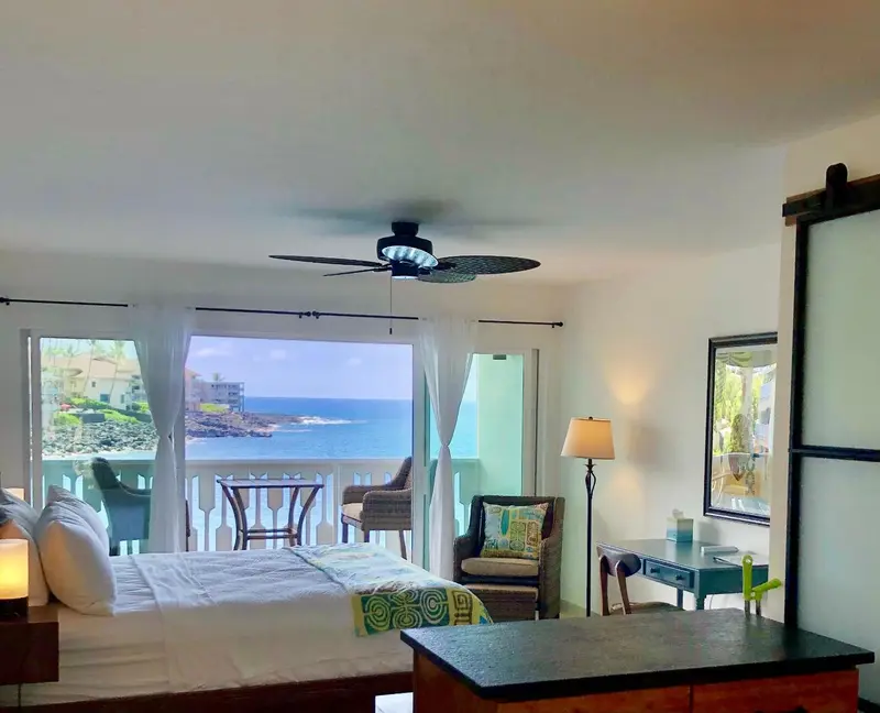 Une chambre lumineuse avec un grand lit et une vue sur la mer.