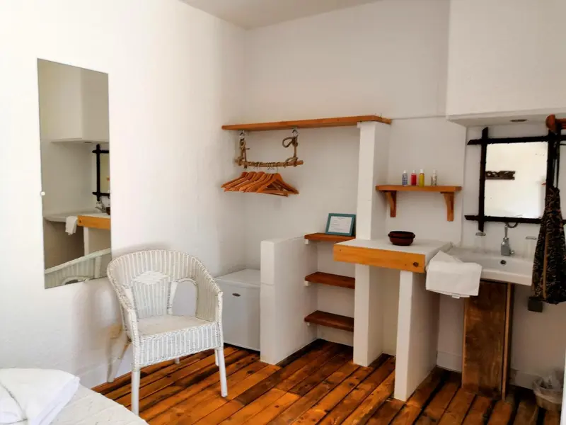 Une chambre lumineuse avec un mobilier en bois et une décoration minimaliste.