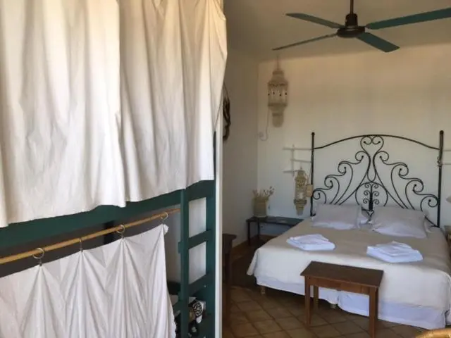 Une chambre avec un lit double et un lit superposé.