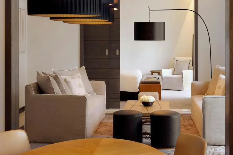 Un salon clair avec canapés et fauteuils confortables.