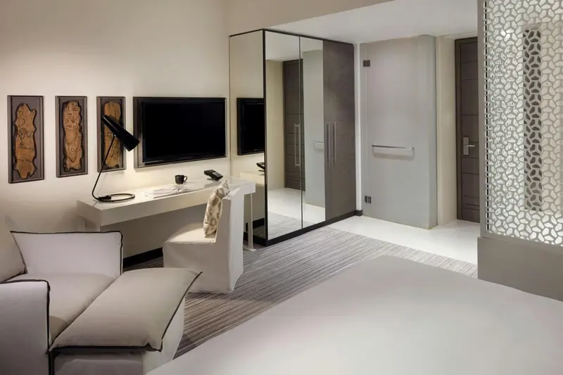 Une chambre moderne avec un lit, un bureau et une armoire.