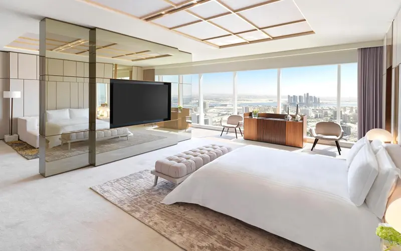 Une chambre spacieuse avec un grand lit et une vue sur la ville.