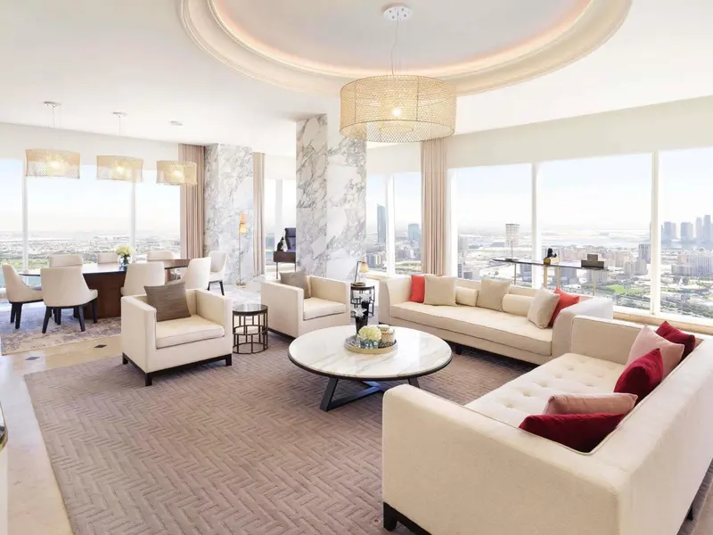 Un salon spacieux et lumineux offre une vue panoramique sur la ville.