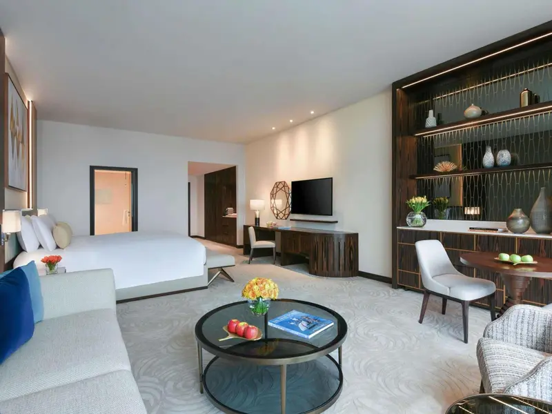 Espace de vie lumineux avec canapé, table basse et télévision.