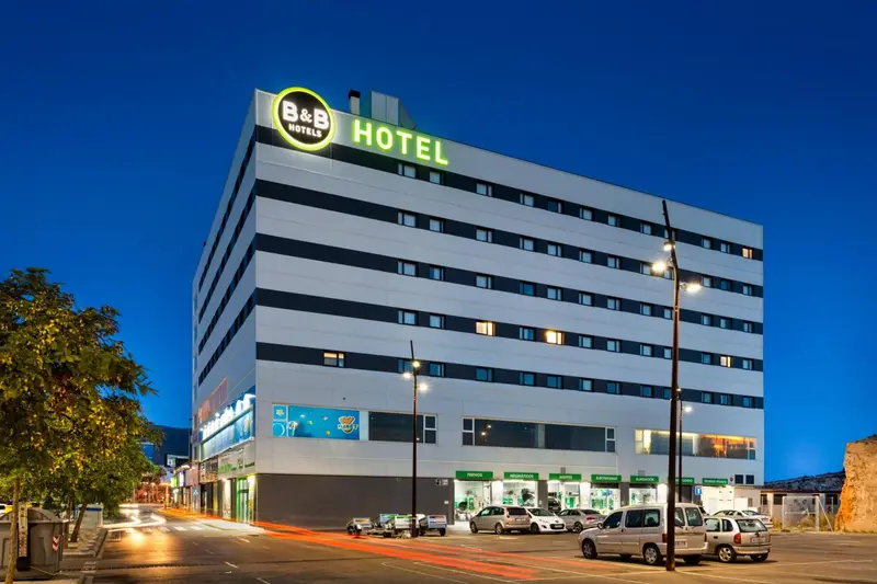 Façade d'un bâtiment moderne avec une signalétique lumineuse.