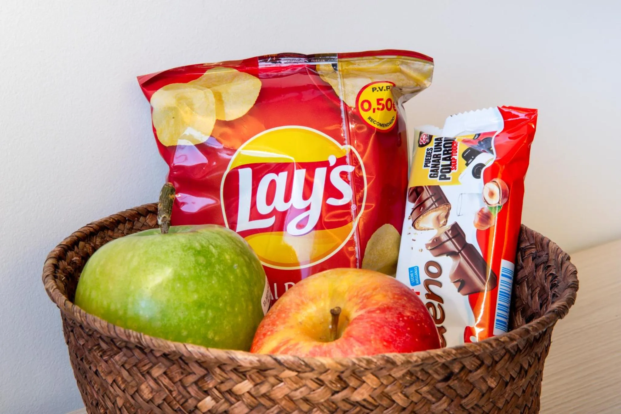 Un panier en osier contient des en-cas et des fruits frais.