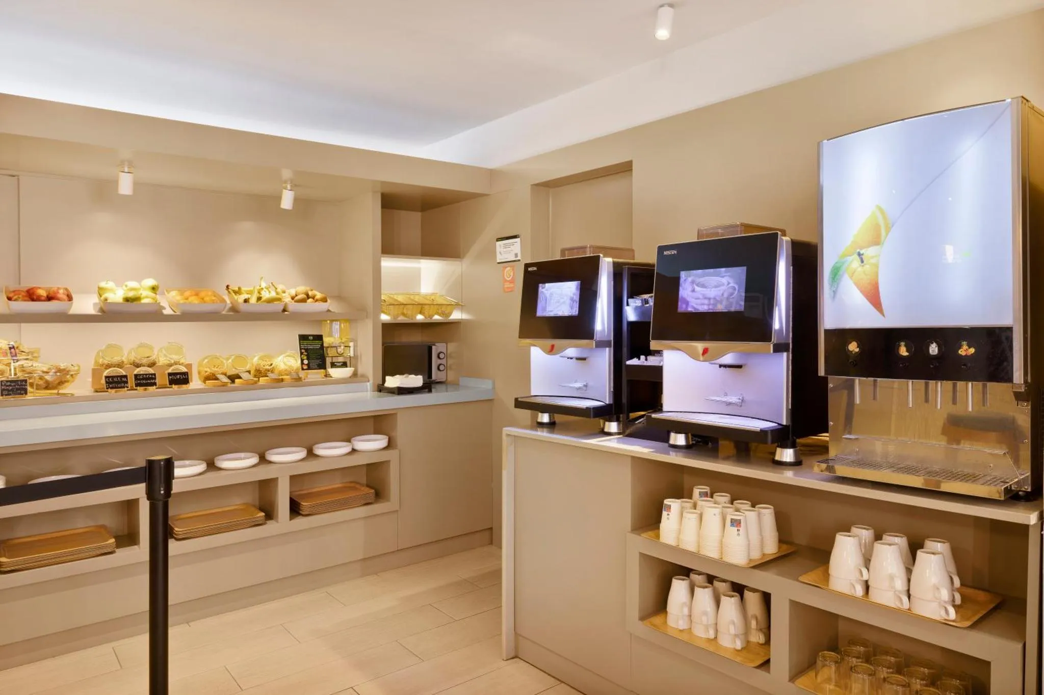 Un comptoir de buffet propose des viennoiseries et des boissons chaudes.
