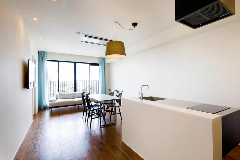 Une pièce lumineuse combine un espace repas et une cuisine ouverte.