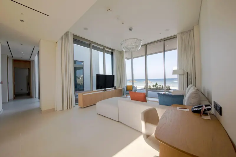 Espace de vie lumineux avec canapé et vue sur la mer.