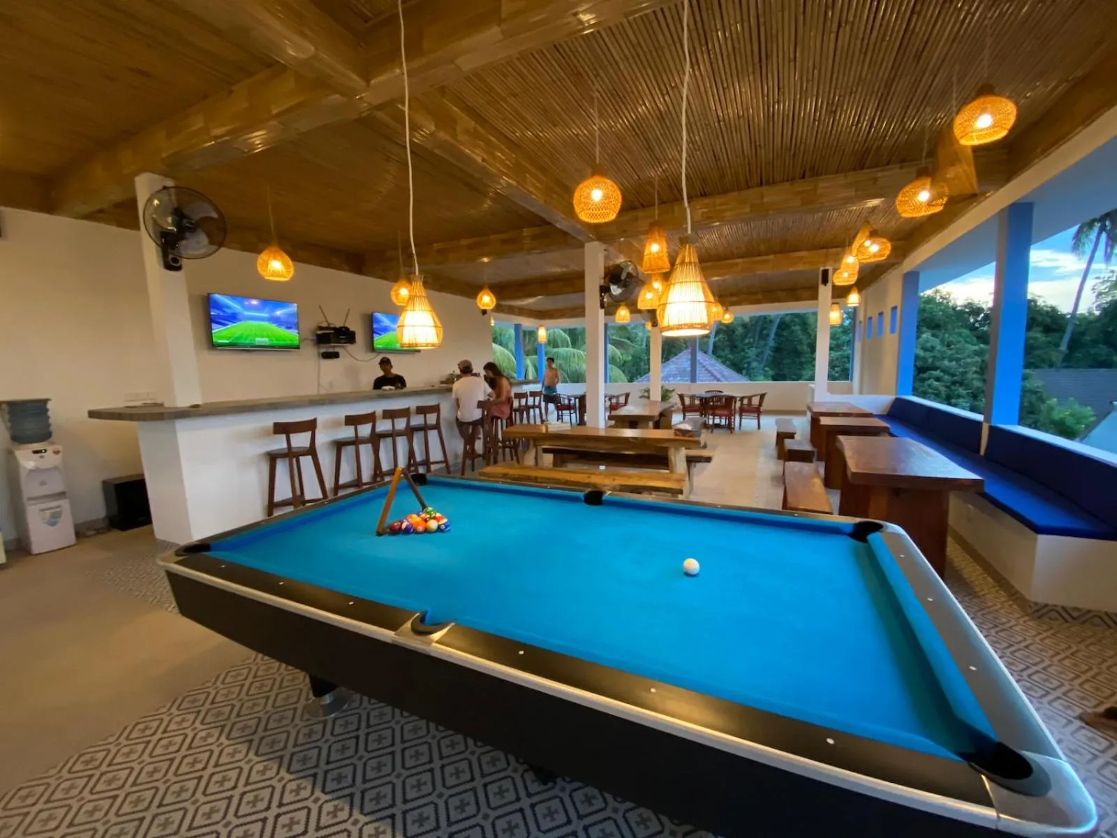 Une salle de détente avec un bar et un billard offre un espace convivial et lumineux.