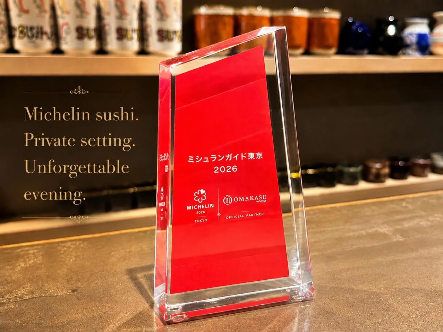 Trophée de verre illuminé sur un comptoir en bois sombre.