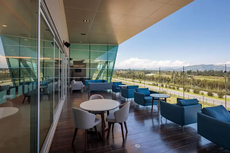 Espace de détente extérieur avec mobilier et vue sur le paysage.