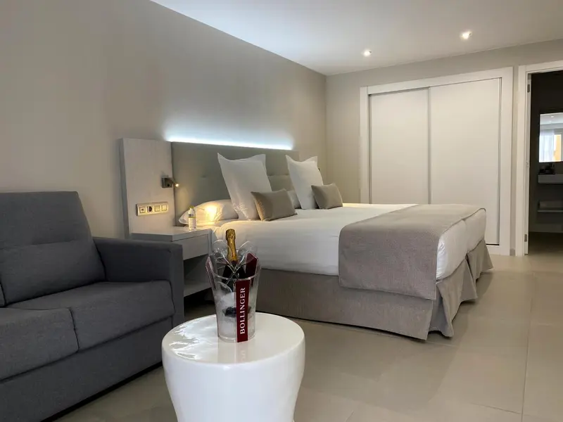 Une chambre d'hotel moderne avec un lit double et un coin salon.