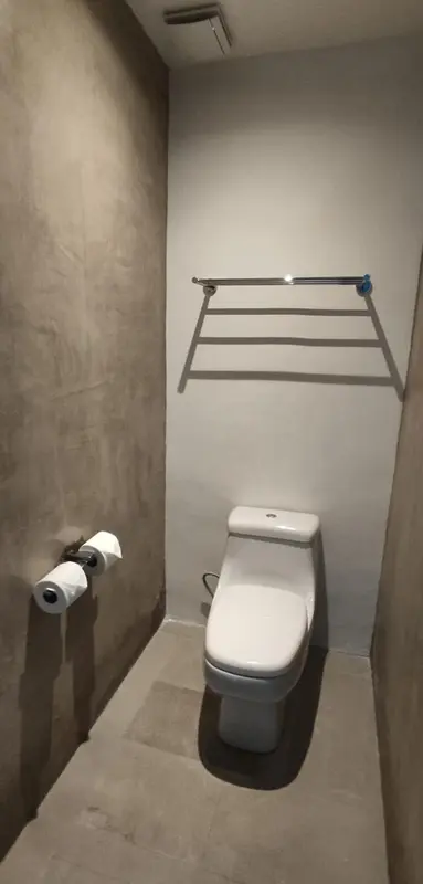Petits sanitaires avec toilettes et porte-serviettes.