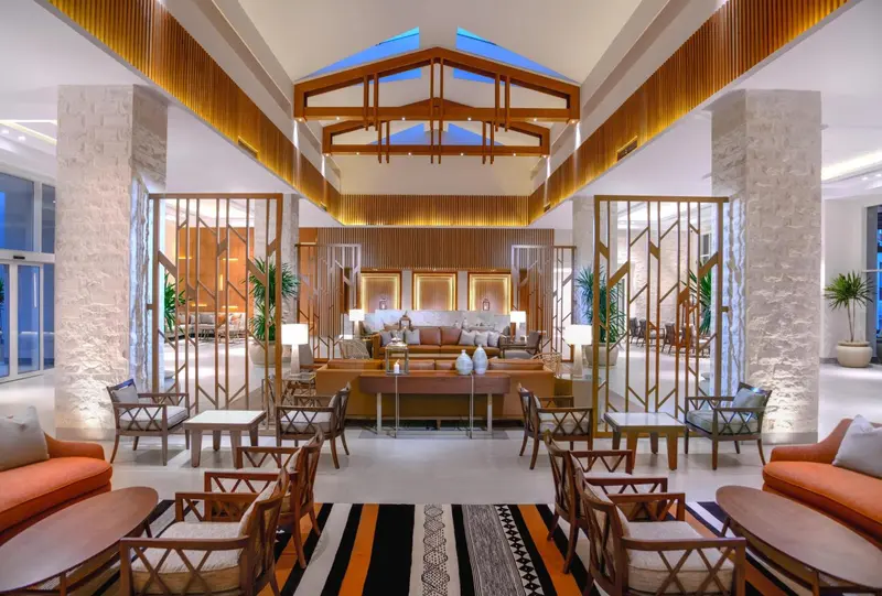 Un espace de détente intérieur avec canapés et tables basses.