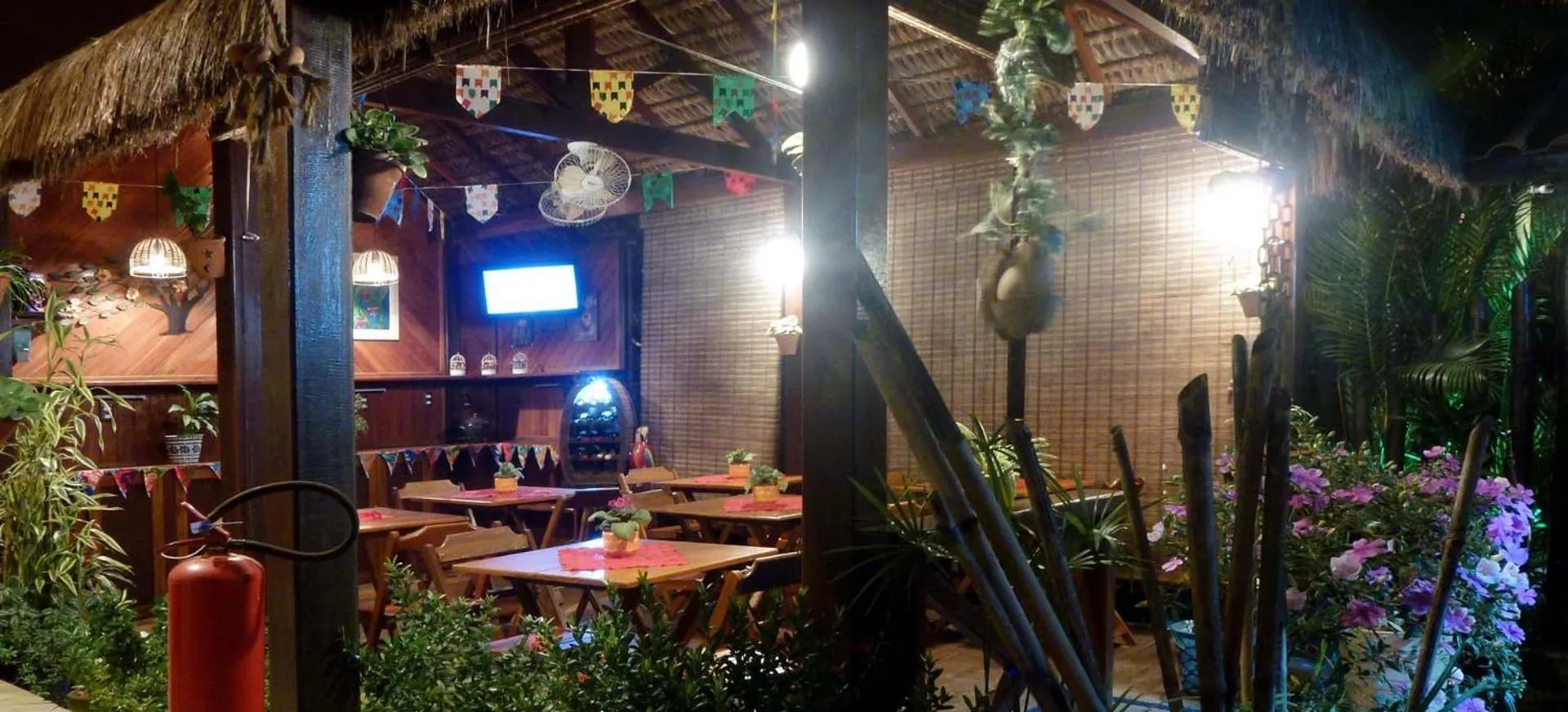 Une salle à manger ouverte avec des tables et des chaises en bois.