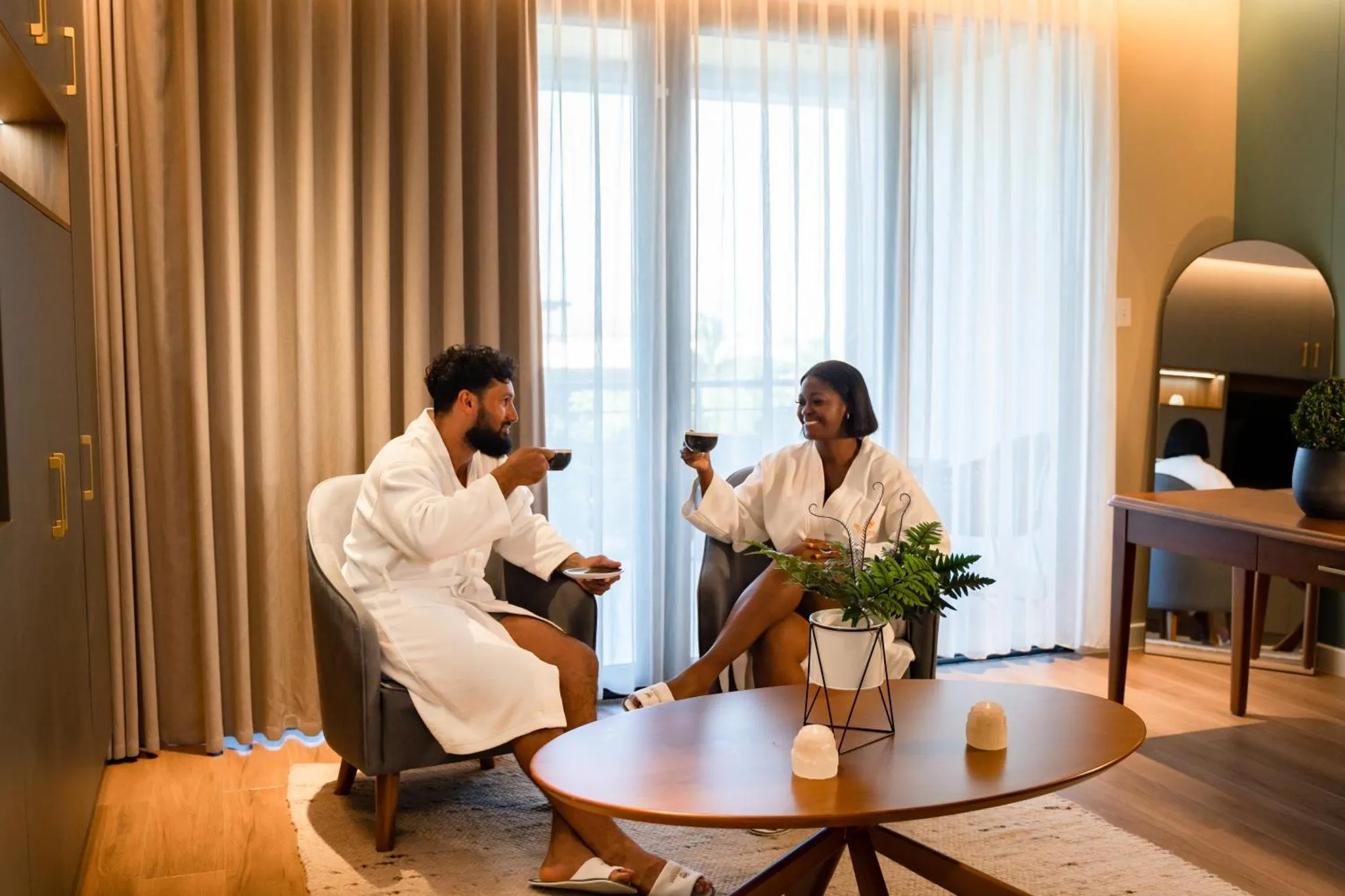 Un couple se détend dans un salon avec des boissons.