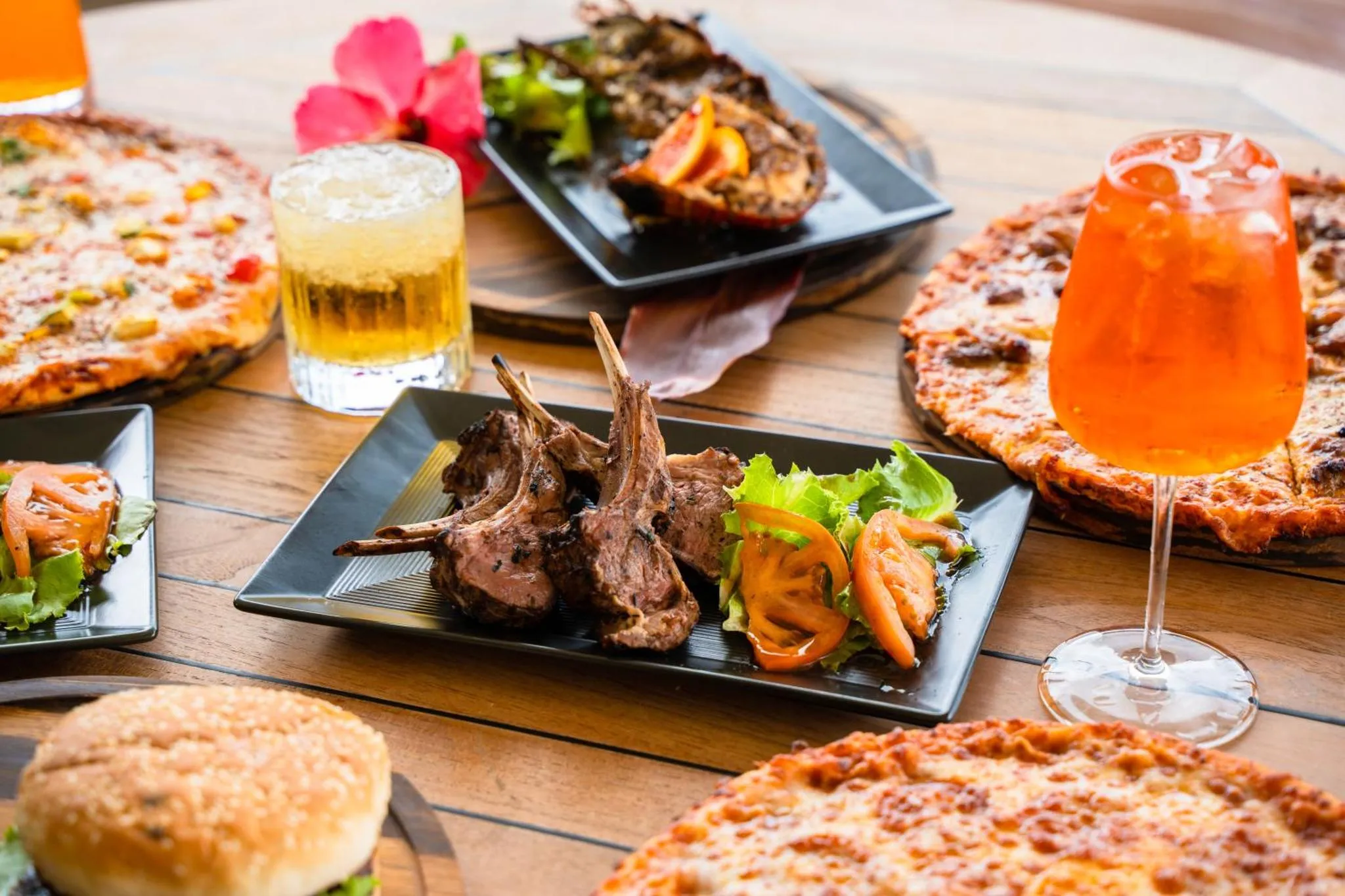 Une table est dressée avec divers plats et boissons.