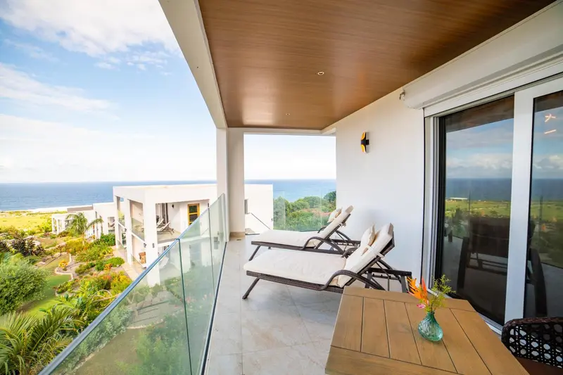 Terrasse avec mobilier d'extérieur et vue sur la mer.