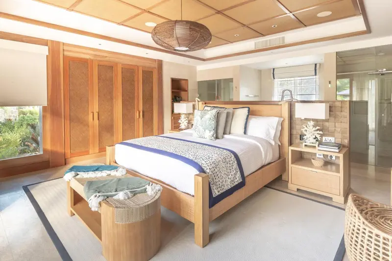 Une chambre lumineuse avec un grand lit et un mobilier en bois.
