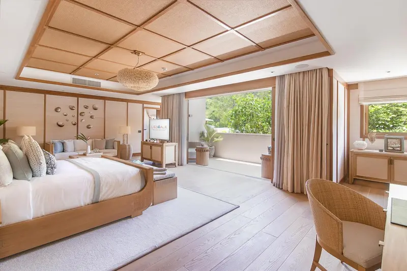 Une chambre lumineuse avec un grand lit et un accès à une terrasse.