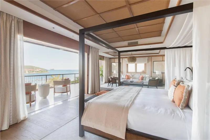 Une chambre spacieuse s'ouvre sur une terrasse avec vue sur la mer.