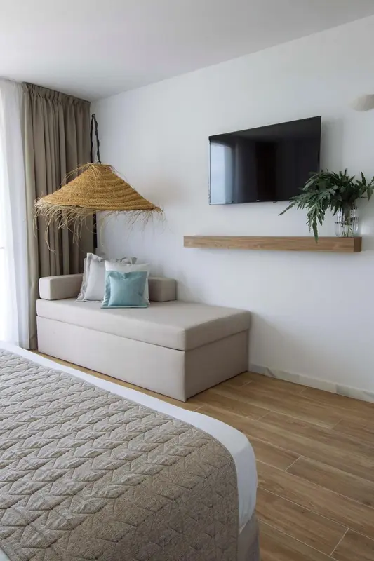 Espace de détente avec canapé et télévision dans une chambre.